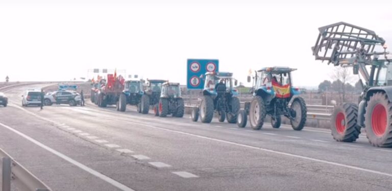 La protesta de agricultores avanza en Tomelloso y medio millar de tractores consiguen cortar la A-43 rumbo a Manzanares