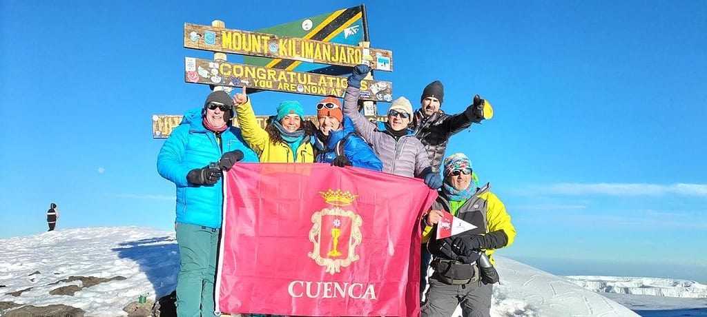El conquense Miguel Ángel Rubio alcanza la cima de Kilimanjaro para recaudar 20.000 euros para la lucha contra el cáncer