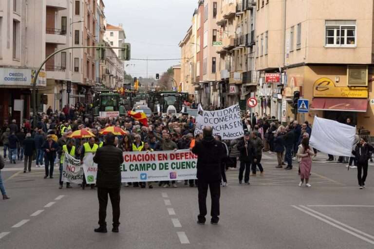 La primera jornada de protestas del campo se salda con miles de tractores cortando una decena de vías y sin incidencias