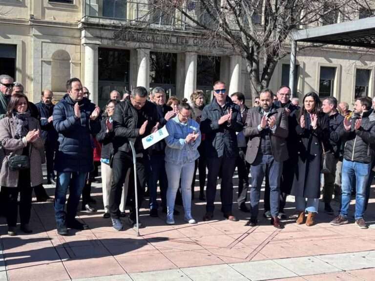 Núñez se suma a la concentración de la AUGC para reivindicar mejoras en la condiciones laborales