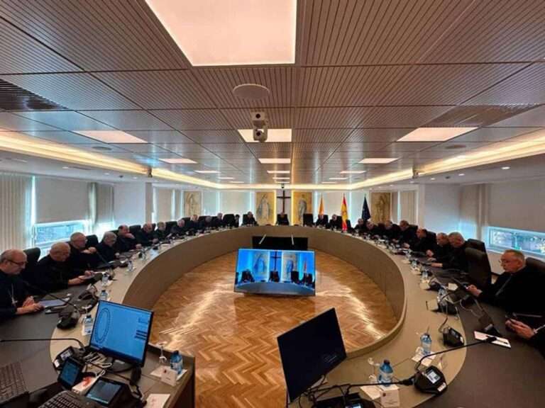 Los obispos españoles expresan su "profunda comunión y adhesión" al Papa tras permitir la bendición de parejas gays