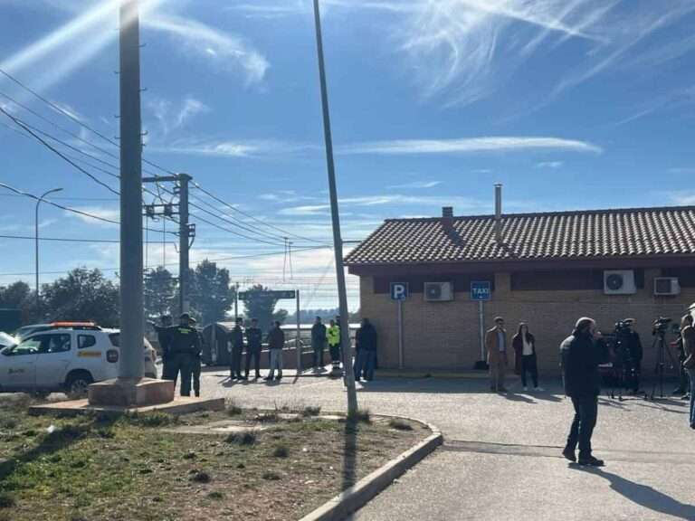 La Guardia Civil impide que un grupo de agricultores de Socuéllamos corte la vía del tren