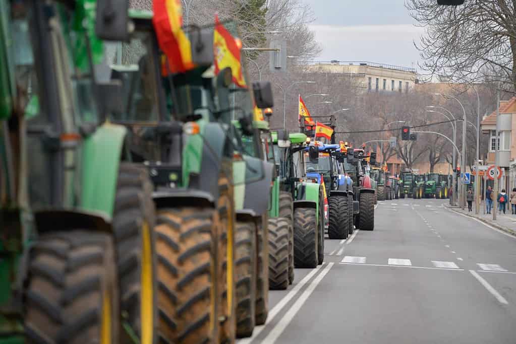 Tractores y agricultores comienzan en las carreteras de C-LM la peregrinación para su protesta este miércoles en Madrid