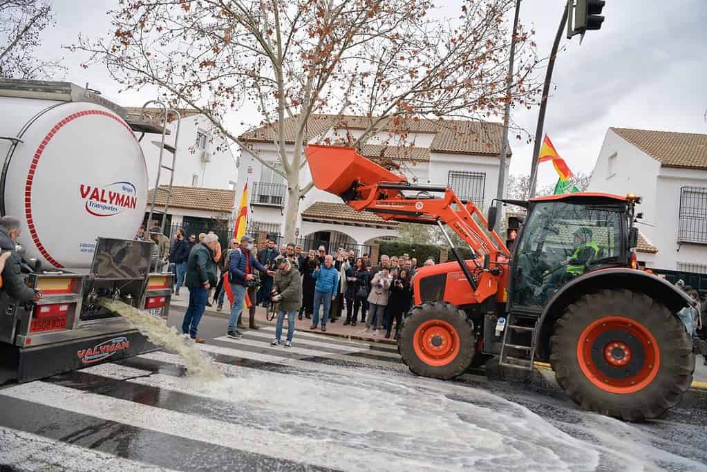 Agricultores de Ciudad Real derraman más de 25.000 litros de vino francés a las puertas de la Confederación del Guadiana
