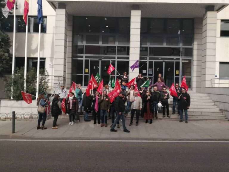 Agentes medioambientales de CCOO se encierran en Función Pública y exigen la presencia de la consejera Mercedes Gómez