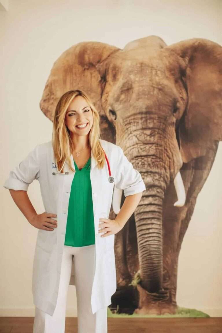 Un libro de la pediatra Lucía Galán busca ayudar a padres "abrumados" desmintiendo mitos sobre salud infantil