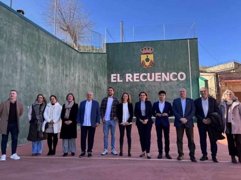 Teresa Ribera reivindica las políticas contra la despoblación en El Recuenco y Villanueva de Alcorón