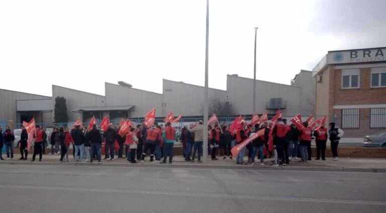 Decenas de trabajadores piden a Brahm readmitir a dos compañeros "injustamente" despedidos de la planta de Manzanares