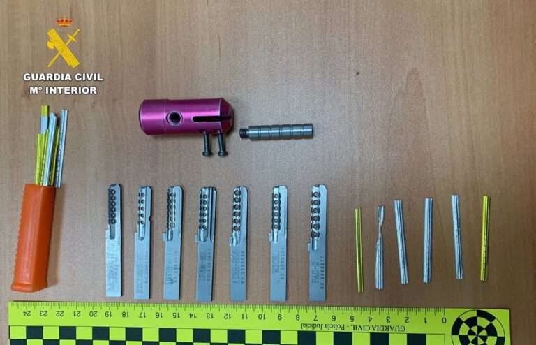 Detienen a tres personas tras ser sorprendidas robando en el interior de una vvienda de La Herrera (Albacete)