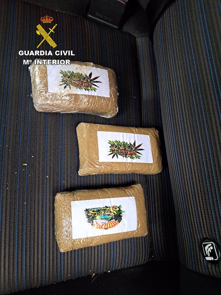 Detienen a tres personas en Azuqueca por estar en posesión de tres tabletas de 100 gramos de hachís