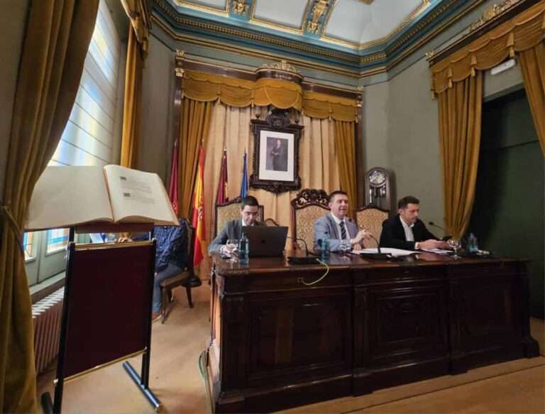 El pleno de la Diputación de Albacete se une a la lucha común contra el cáncer y urge a seguir "aunando esfuerzos"