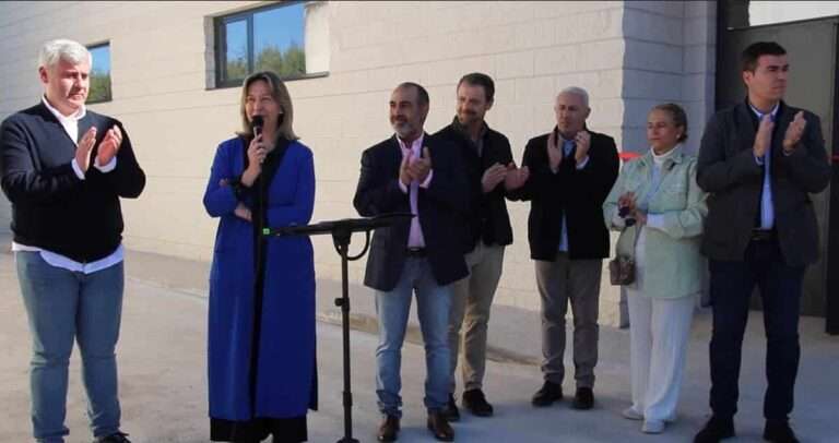 Los 200 vecinos de Usanos estrenan su demandado Salón Multiusos con una obra de teatro