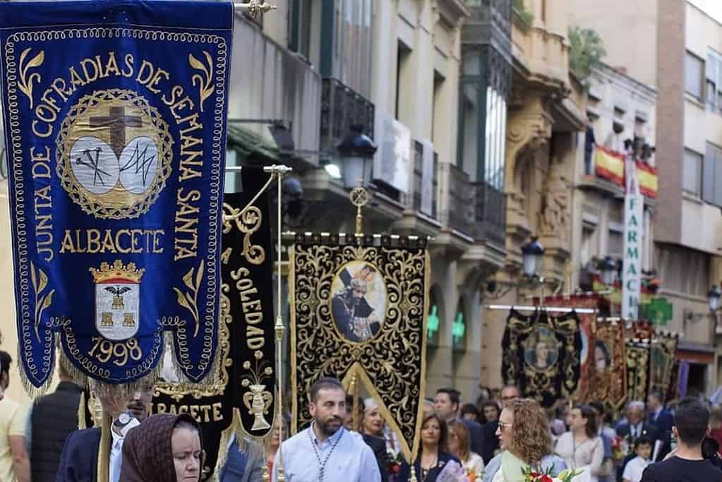 Retiradas las decoraciones de Semana Santa de las principales calles de Albacete por las rachas de viento