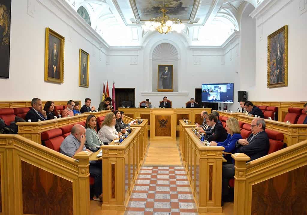 Pleno de Ayuntamiento Toledo reclama al Ministerio de Transportes una mejora en el mantenimiento de la estación de tren