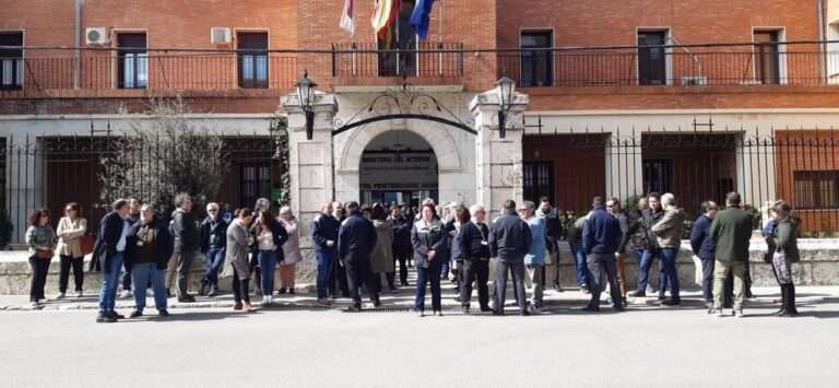Trabajadores penitenciarios de Ocaña I y II se concentran en repulsa al asesinato de una compañera en Tarragona