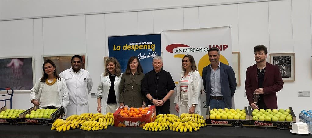 La actuación de Javier del grupo Pecos ameniza un desayuno saludable con plátanos, manzanas y mandarinas en Parapléjicos