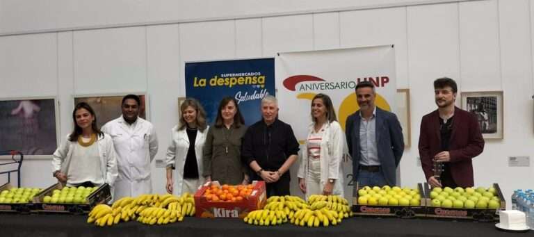 La actuación de Javier del grupo Pecos ameniza un desayuno saludable con plátanos, manzanas y mandarinas en Parapléjicos