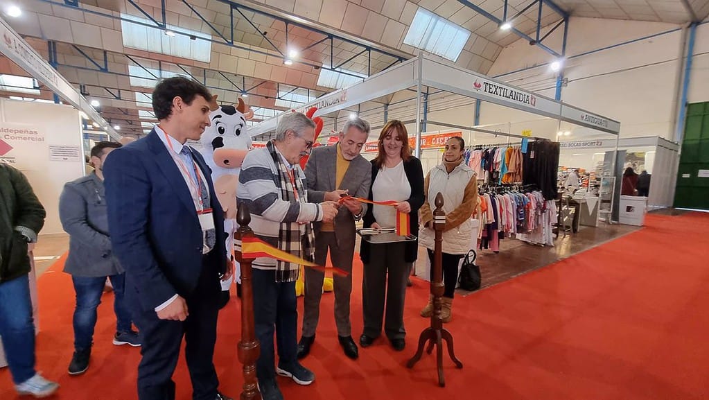 El alcalde de Valdepeñas reivindica el éxito de la Feria del Stock en la inauguración de su 20 edición