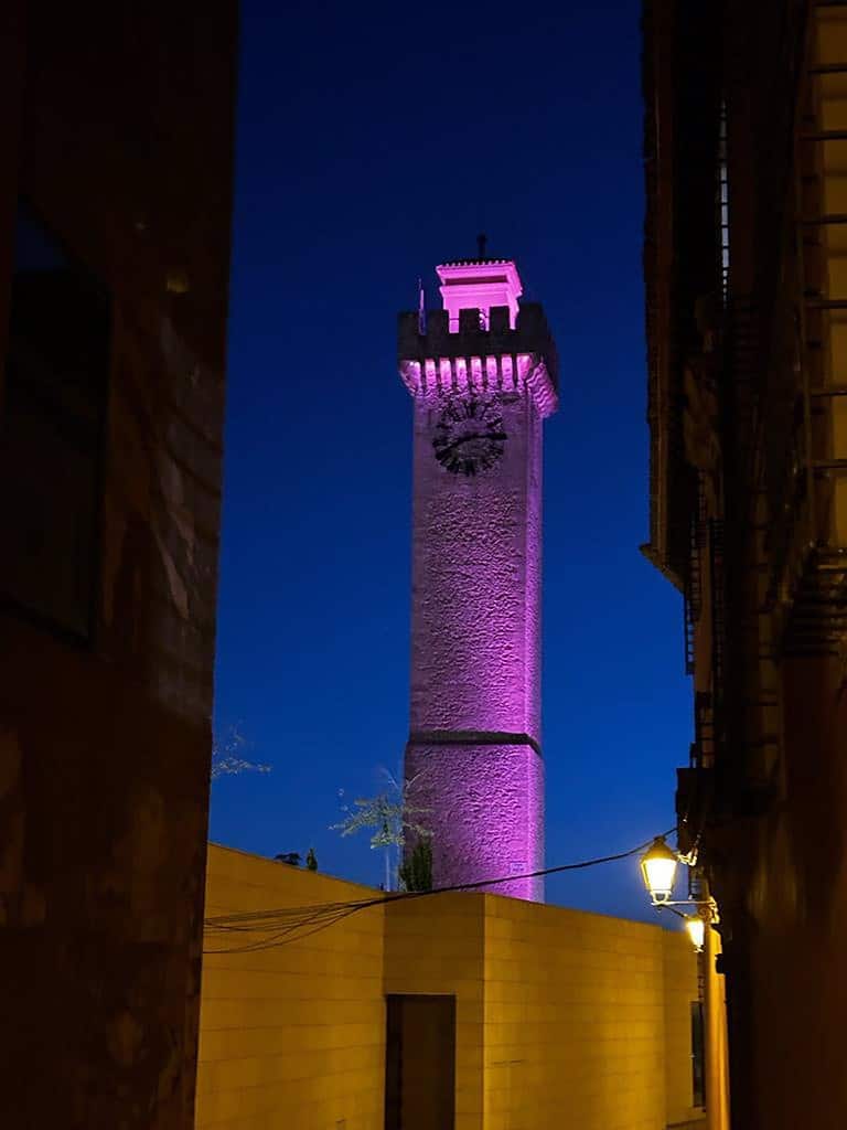 La Torre Mangana de Cuenca se tiñe de morado al toque del Miserere