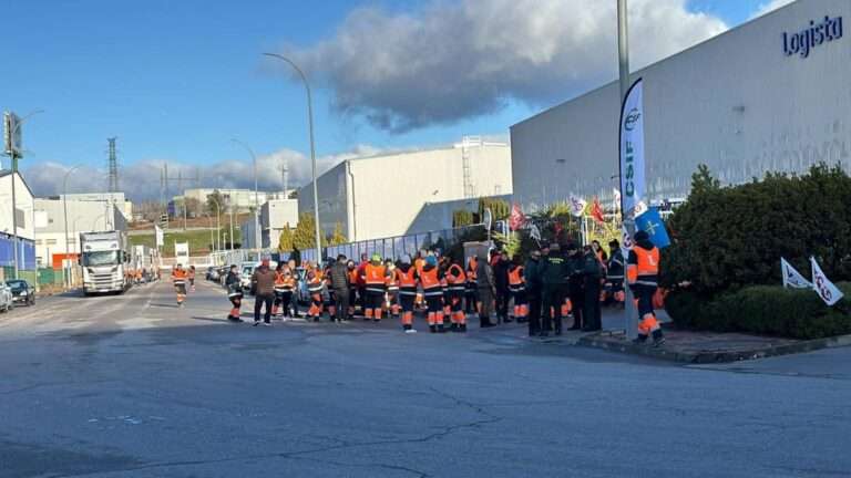 La plantilla de Logista Libros en Cabanillas impide la entrada de camiones a la empresa y amenaza con ir a Madrid