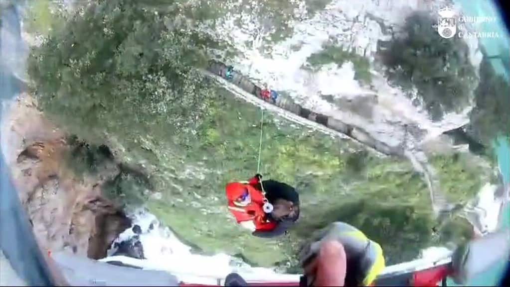Rescatada en helicóptero una vecina de Cuenca con esguince de tobillo en el Faro del Caballo en Santoña