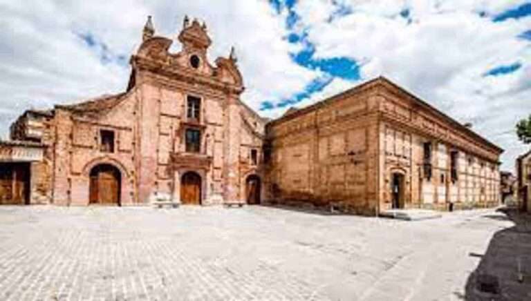 Una vitrina en memoria a las mujeres artistas del antiguo alfar de Talavera decora el Ruiz de Luna desde este jueves