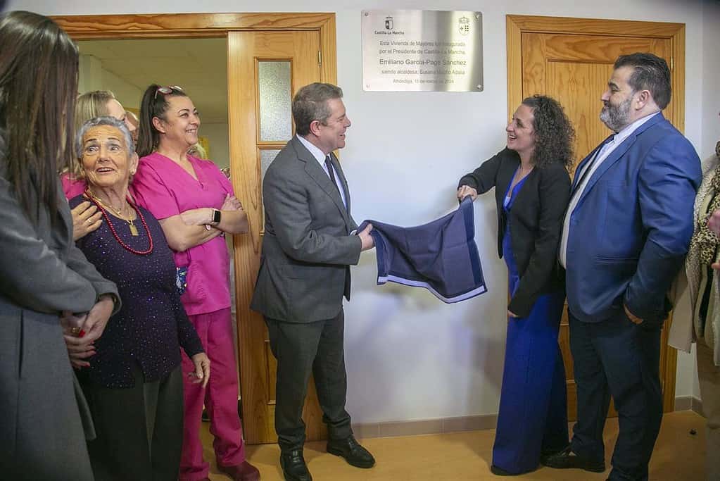 El presidente regional inaugura una nueva vivienda de mayores en Alhóndiga (Guadalajara)