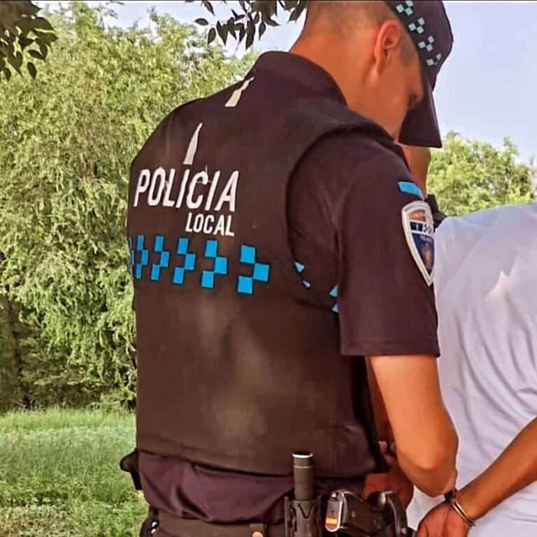 Un conflicto vecinal acaba en un fuego provocado en el exterior de un comercio de Toledo y una mujer detenida