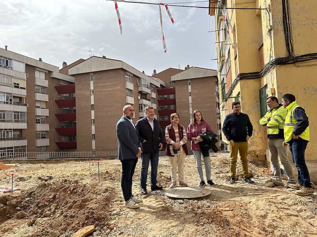 Dolz y vecinos de La Paz, satisfechos de que las obras de rehabilitación del barrio estén a "pleno rendimiento"