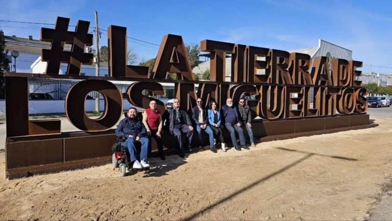 Inaugurada a la entrada de La Roda la escultura '#La TierradelosMiguelitos' para dar visibilidad a este producto icónico