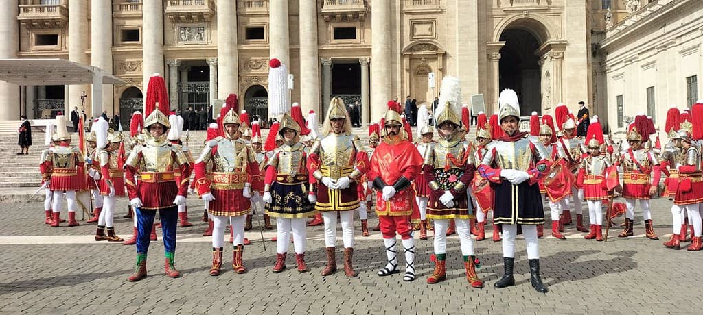 Casi un centenar de 'Armaos' de la Ruta de la Pasión Calatrava iluminan la plaza de El Vaticano en Roma con un desfile