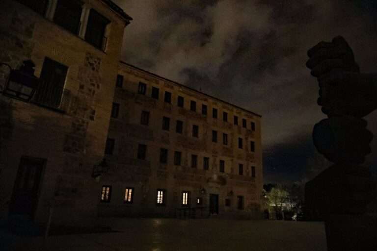 Las Cortes de CLM se suman este sábado a 'La hora del planeta' apagando la iluminación del Convento de San Gil de Toledo