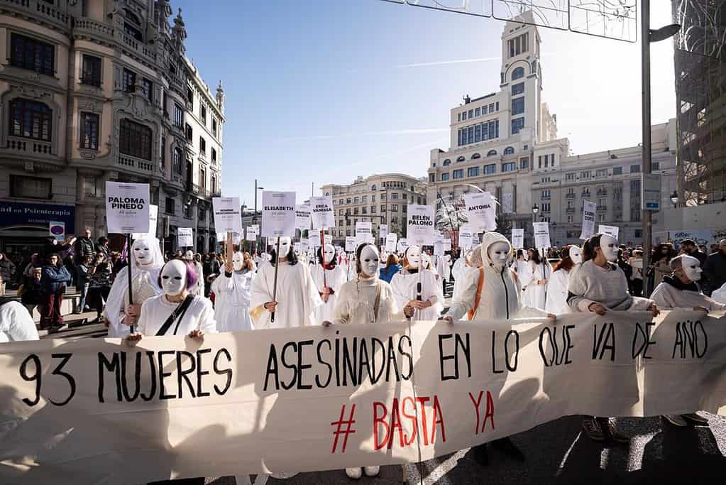 La 'Compaña Feminista' irrumpe en el 8M toledano para visibilizar a "todas" las mujeres víctimas de crímenes machistas