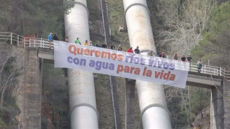 Una gran pancarta desplegada en el embalse de Bolarque reivindica el fin del trasvase