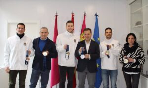 Manuel Serrano felicita al Club Natación de Albacete tras proclamarse campeones del mundo en Relevos