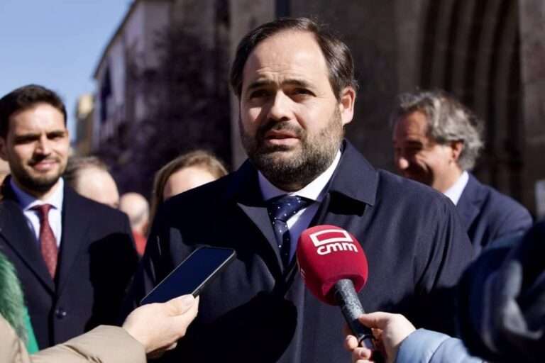 Núñez acusa al PSOE de aprovechar "el ruido que general la corrupción" para "subir el IVA de la luz más del doble"