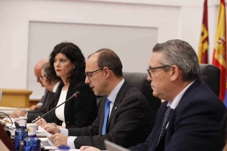 PP y Vox critican la gestión de Junta en discapacidad y esta asegura que la aborda con "políticas transversales"