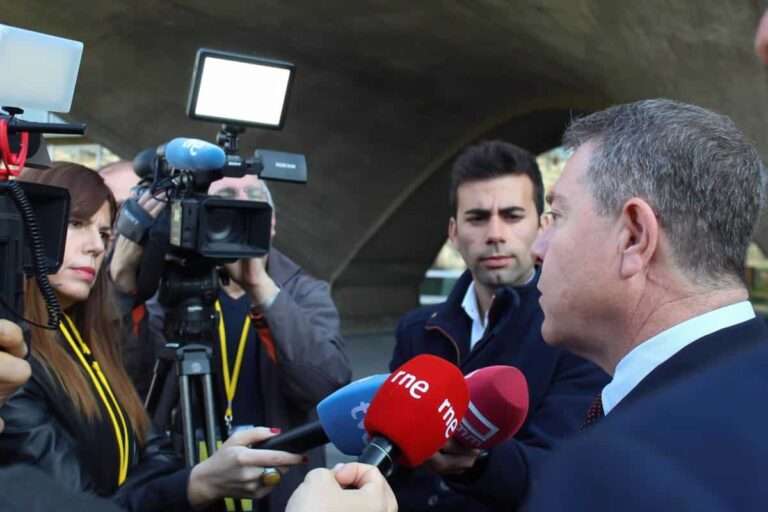 Page ve la propuesta de un referéndum en Cataluña como una amenaza real y acusa a Puigdemont de faltarle "sentido común"