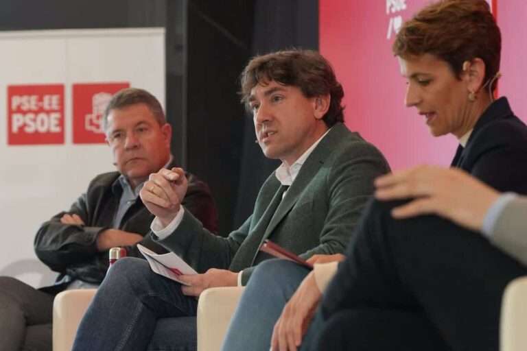 Page vindica el "aguante" del PSOE, al que ve como "una autopista con varios carriles", pero avisa: "Hay cunetas"