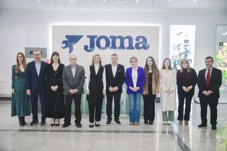 Pilar Alegría visita la fábrica central de Joma, patrocinador del Comité Olímpico Español