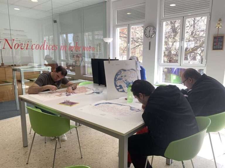 Personas con discapacidad intelectual miran al medievo desde Quintanar y vuelven al libro manuscrito en 'Códex in Aula'