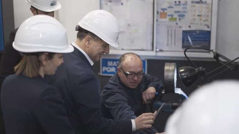 Serrano destaca en su visita a Extrual la importancia del sector industrial porque "crea empleo de calidad"