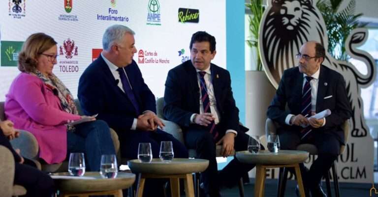 Valverde pide una reflexión "honesta y sincera" sobre financiación de servicios municipales en el III Foro Económico