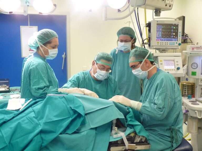 C-LM cerró el 2023 con 33.175 pacientes en lista de espera para operarse y con 52.420 para especialistas, según Sanidad
