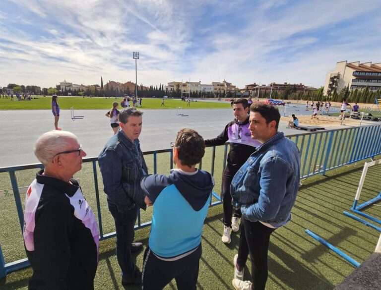 Cabañero aplaude "la fuerza referente" del atletismo provincial durante su visita a las pistas del campus de Albacete