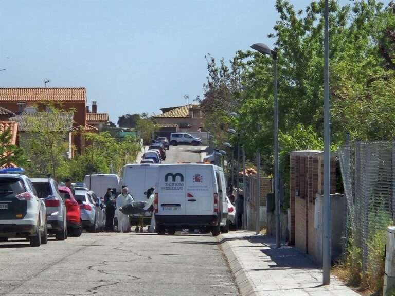 Sucesos.- Consternación en la urbanización Medina Azahara de Chiloheches tras las tres muertes en una vivienda