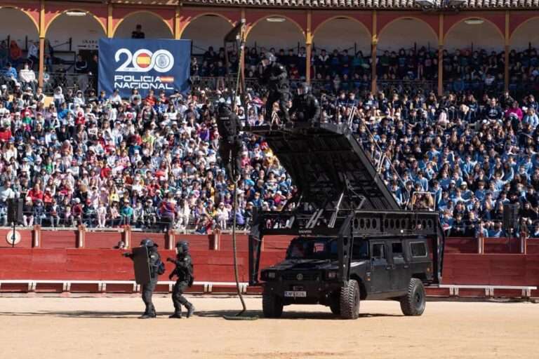La Policía Nacional saca a sus unidades para demostrar ante 6.000 escolares de Toledo que "trabaja por su seguridad"