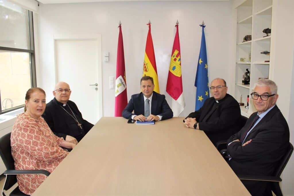 El alcalde de Albacete agradece la labor y el compromiso de Ángel Fernández Collado tras su renuncia como obispo