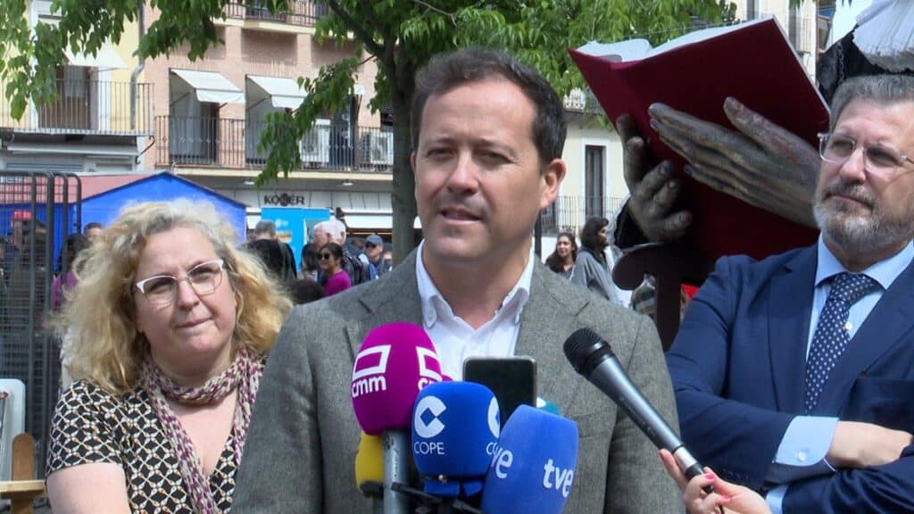 El alcalde de Toledo lamenta la postura "de enfrentamiento y de generar crispación" del PSOE en el pleno