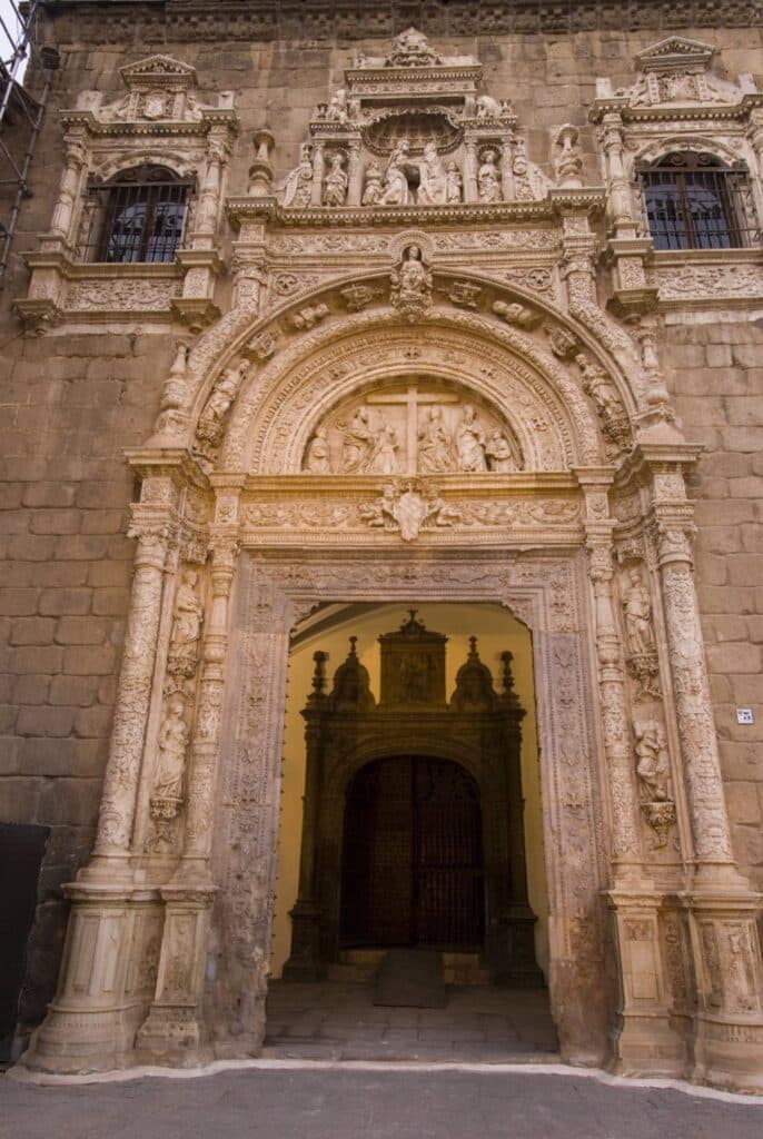 El claustro del Museo de Santa Cruz y su sala de exposiciones temporales podrán seguir visitándose a pesar de las obras